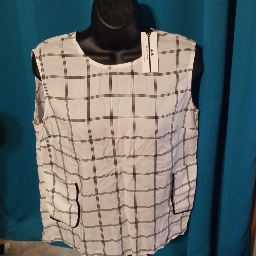 NWT Anne smith sleeveless shirt.